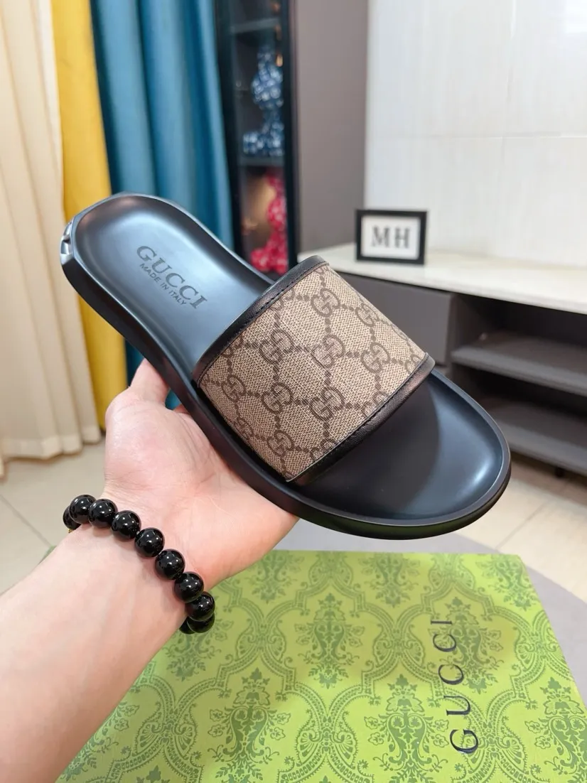 Men's shoes 💰260🌹🌹 (gucci-Gucci) New men's slippers, high-end boutique, made of cowhide, with exquisite embossed logo decoration on the upper, fine workmanship, super soft soles, casual, loose and comfortable, a must-have in summer! \nsize：38-44